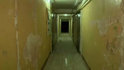 Жители дома в Нижнекамске устали мирится с поврежденной проводкой и дырами в стенах - НТР 24