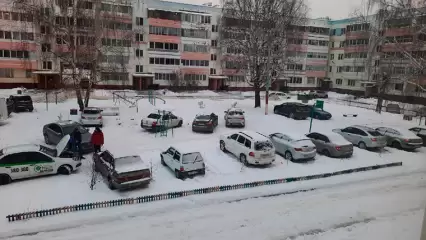 «Не двор, а стоянка»: житель Нижнекамска показал заставленную машинами детскую площадку - НТР 24