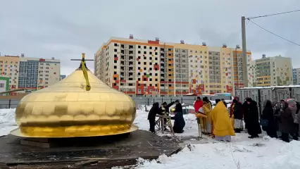 На строящийся храм Рождества Христова в Нижнекамске подняли второй купол