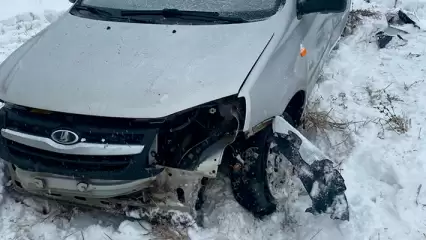 В Татарстане женщина-водитель вылетела с трассы и получила травмы