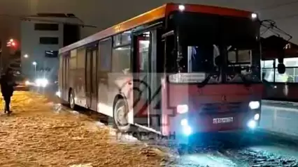 В Татарстане пьяные пассажиры автобуса ударили шофёра «розочкой» в грудь