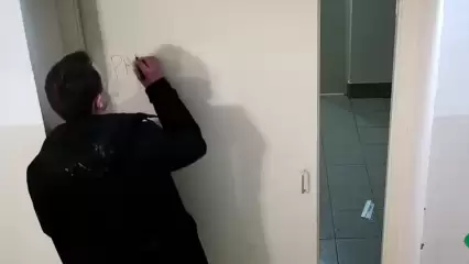 Изрисовавший подъезд маркером нижнекамец вернулся и помыл стены - НТР 24