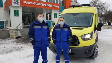 «Она убирает руку и кожа со лба ребёнка просто сползает»: нижнекамские фельдшеры скорой помощи рассказали о случаях из своей практики - НТР 24