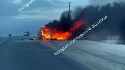 На видео сняли охваченный пламенем «Дастер» на трассе в Татарстане