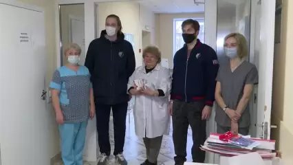 Хоккеисты «Нефтехимика» вручили медикам нижнекамского COVID-госпиталя подарки - НТР 24