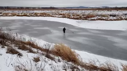 Нижнекамские рыбаки начали выходить на тонкий лёд, не страшась штрафов - НТР 24