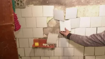 В Нижнекамске многодетная семья живет в доме с оголенной проводкой, плесенью и падающей плиткой - НТР 24