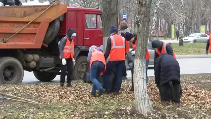 В Нижнекамске работники градообразующего предприятия вышли на уборку пр. Химиков