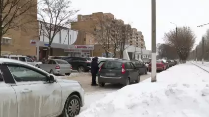 Припаркованные машины мешают очистке нижнекамских дорог от снега - НТР 24