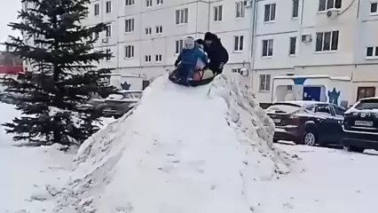 Нижнекамцы начали строить снежные горки во дворах