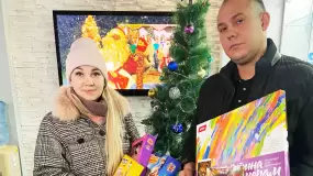 Молодожены Ренат и Ильмира Гилязовы приняли участие в акции НТР «Стань Дедом Морозом!» и принесли подарки.