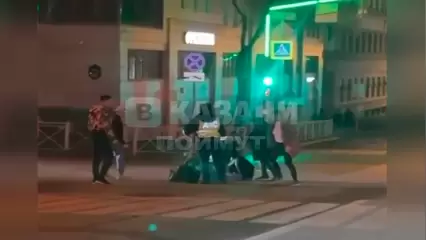 В Казани на глазах у сотрудников ГИБДД семь человек устроили массовую драку