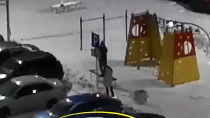 В Нижнекамске неизвестный на дворовой стоянке «скрутил» знак парковки для инвалидов - НТР 24