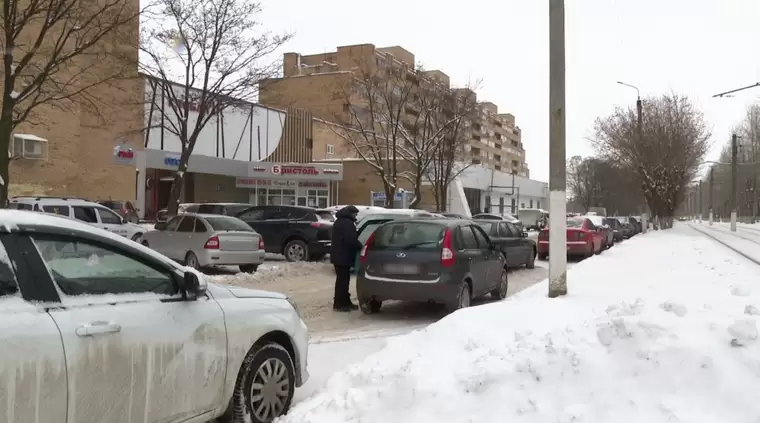 Припаркованные машины мешают очистке нижнекамских дорог от снега