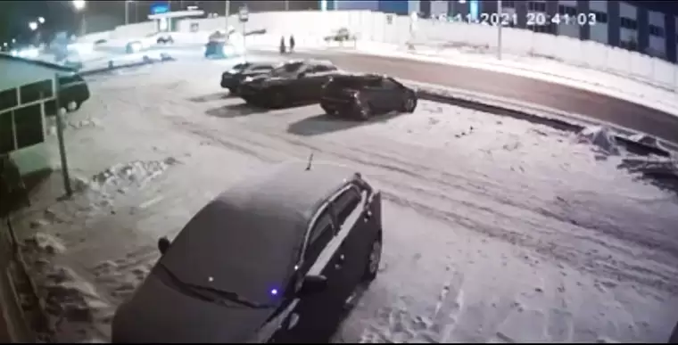 Появилось видео смертельного наезда на супругов в Казани, переходивших дорогу