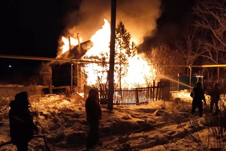 В селе под Нижнекамском при пожаре погиб человек, второго жильца дома ищут