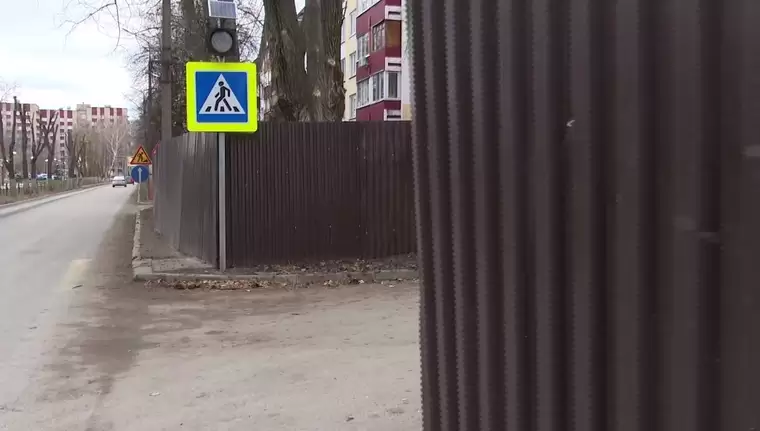 В Нижнекамске расставленные из-за ремонта заборы создают опасность для пешеходов