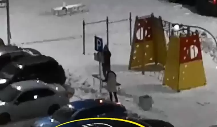В Нижнекамске неизвестный на дворовой стоянке «скрутил» знак парковки для инвалидов