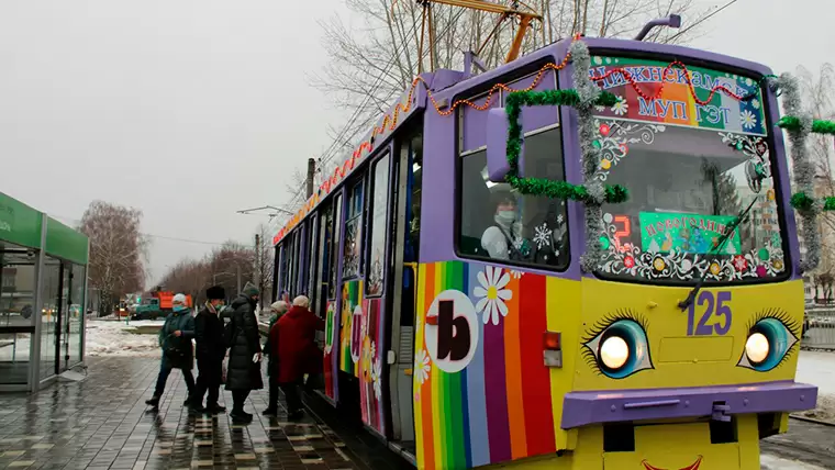 В Нижнекамске запустили новогодний трамвай