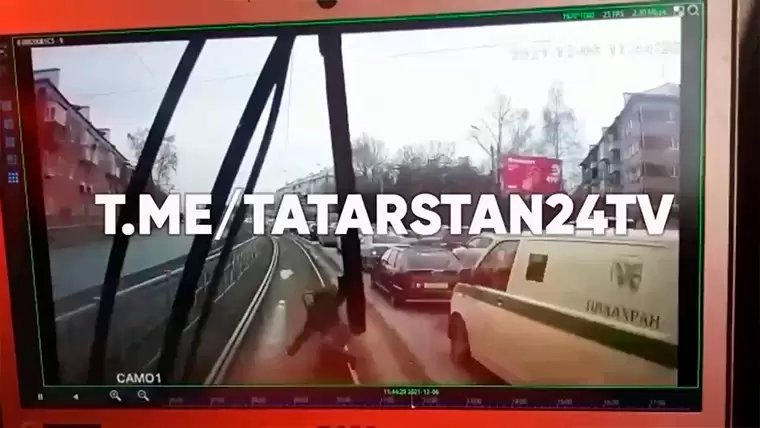 В СМИ появились кадры момента наезда трамвая на девочку в Казани