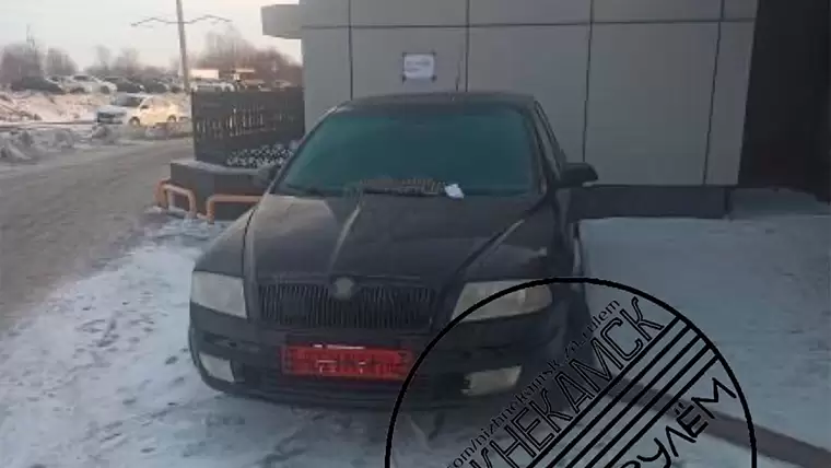 Нижнекамка заметила на промзоне мешающее уборке снега авто с неприличной надписью