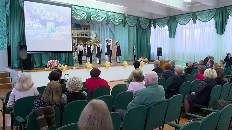 К 55-летию школы в Нижнекамске открыта выставка фотографий из школьных альбомов