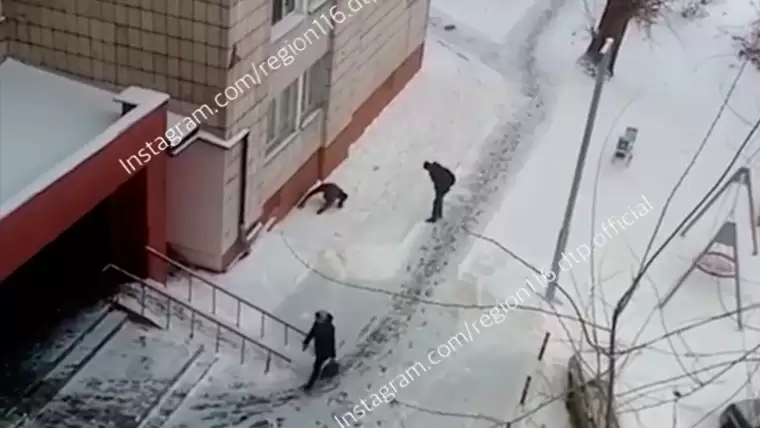 «Ненаход»: в Казани замечены двое парней упорно искавших что-то в снегу
