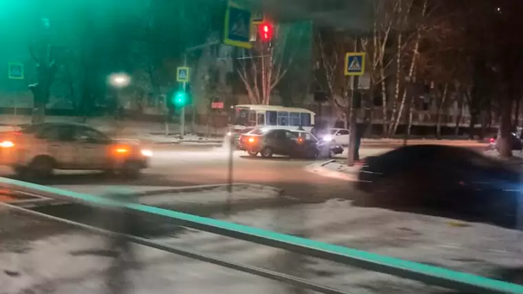 В Нижнекамске на перекрёстке столкнулись две легковушки