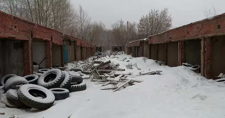 В Нижнекамске неизвестные снимают металлические двери с гаражных боксов