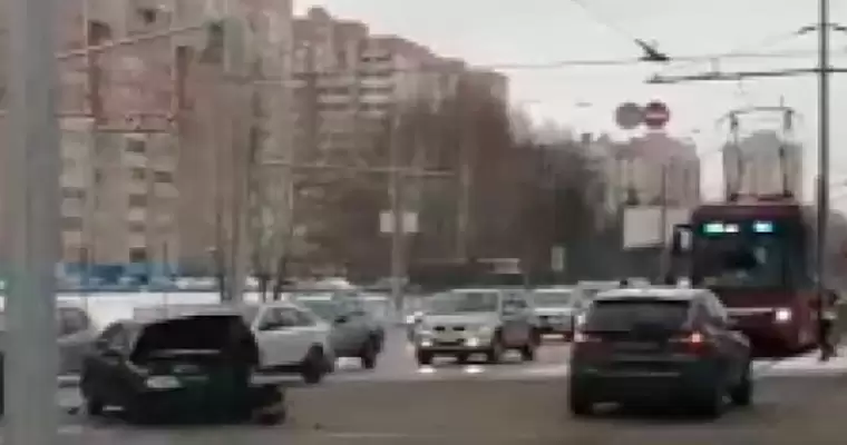 В Татарстане из-за столкнувшихся легковушек на путях встали трамваи