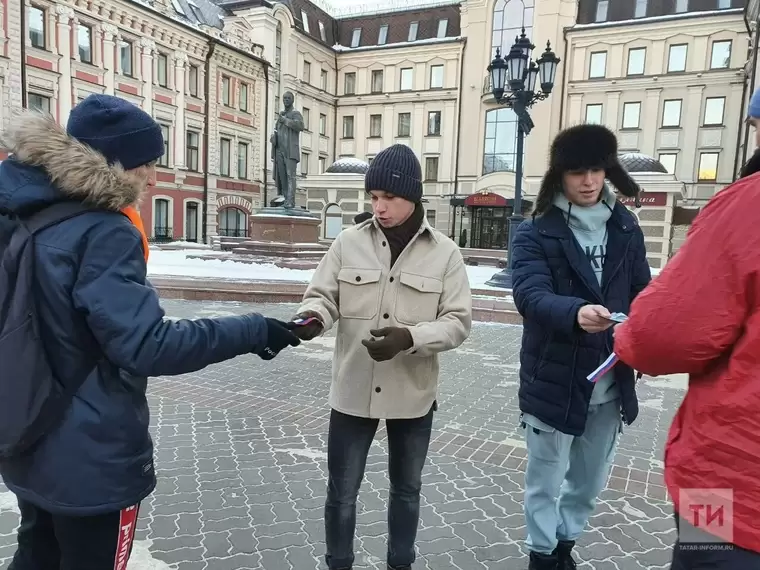 В День Конституции в Казани раздали более 10 тыс. ленточек в цветах российского триколора