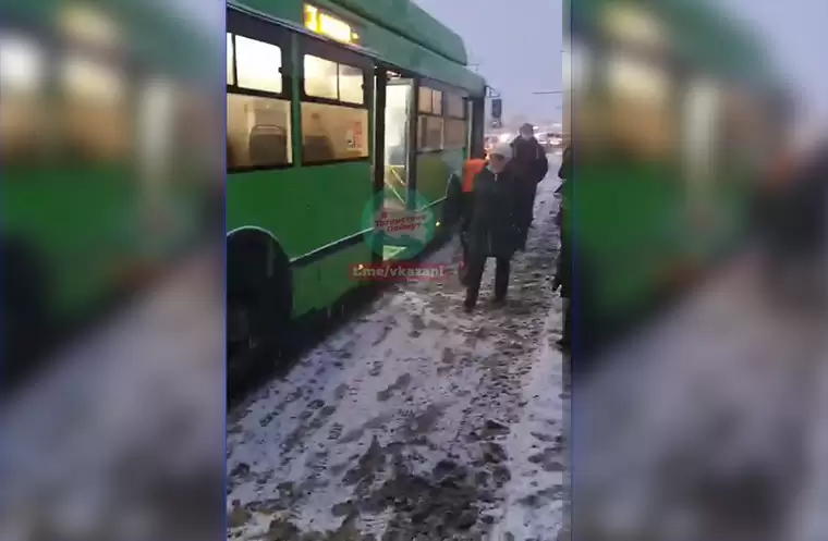 В Казани пассажиры троллейбуса были вынуждены покинуть транспорт из-за задымления