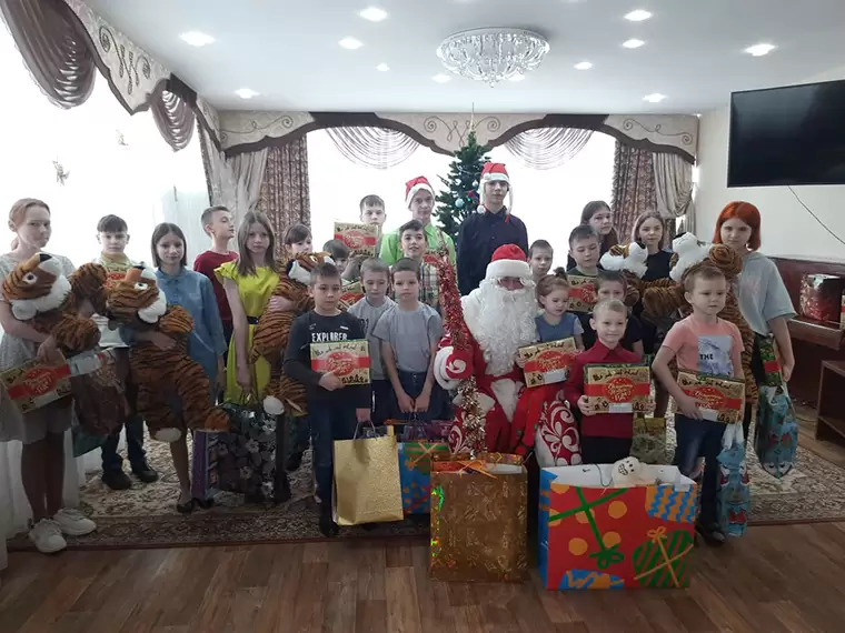 Дед Мороз НТР поздравил воспитанников детского дома и подопечных центра «Веста»