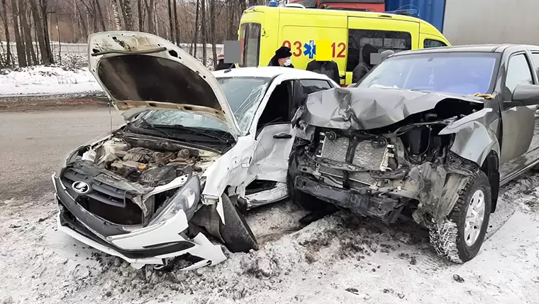 В Нижнекамске столкнулись «Гранта» и кроссовер — серьезные травмы получил водитель легковушки