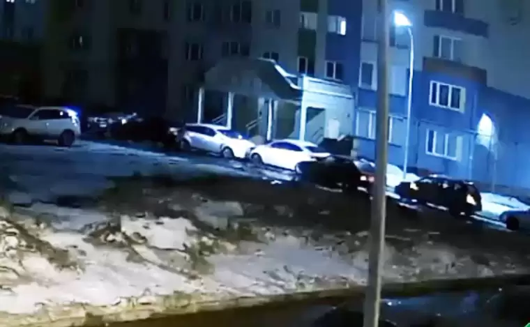 В Нижнекамске водитель устроил «паровозик» во дворе дома и скрылся с места ДТП
