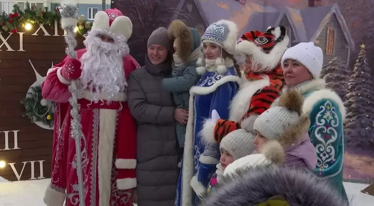 В новых микрорайонах Нижнекамска устроили праздничное открытие новогодней ёлки