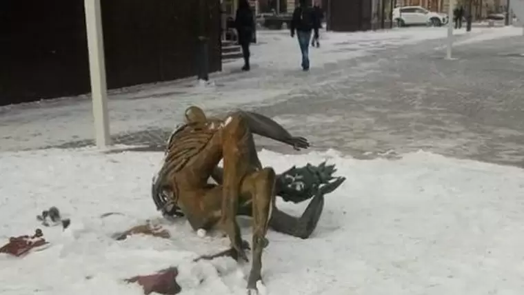 В Казани разыскивают вандалов, сломавших фигуру «Су Анасы» в центре города