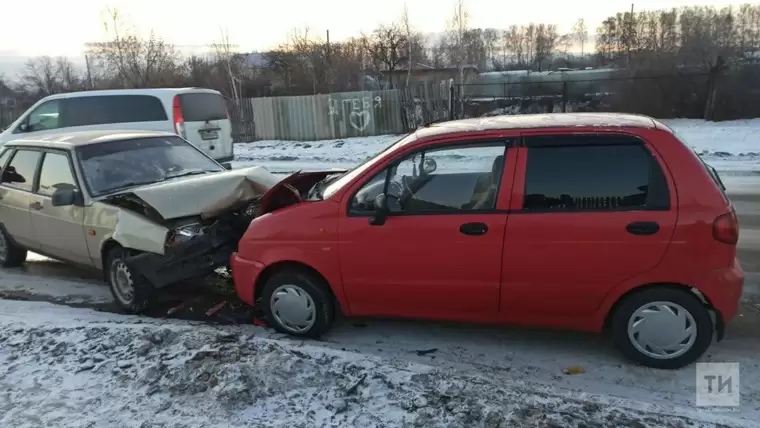 В Елабуге произошло лобовое столкновение легковых автомобилей, оба водителя в больнице