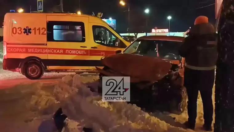 В Казани произошли две аварии с участием такси, два человека пострадали