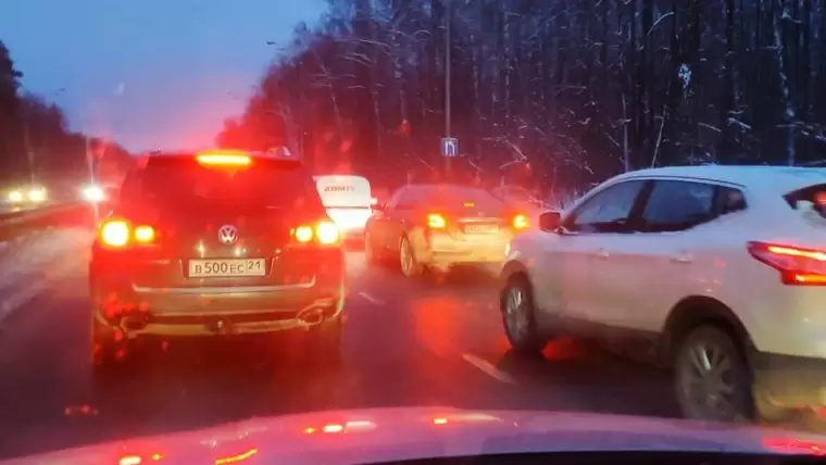 На въезде в Казань образовалась пробка из-за аварии с фурой и легковушкой