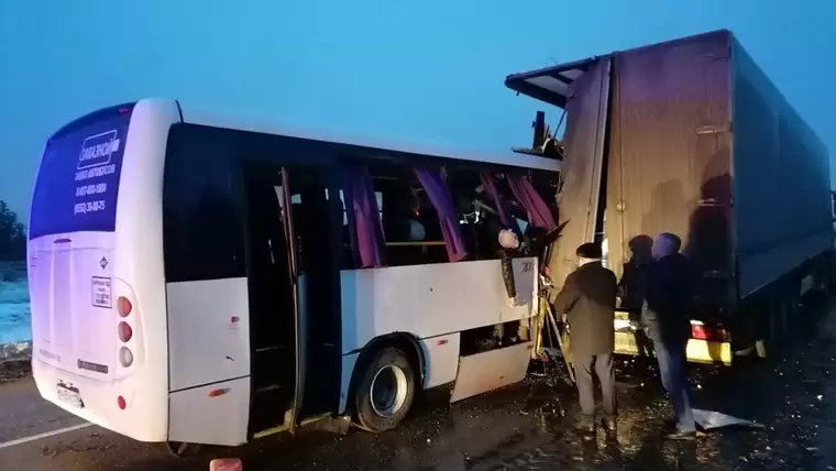 В утреннем ДТП с автобусом пострадал 21 человек
