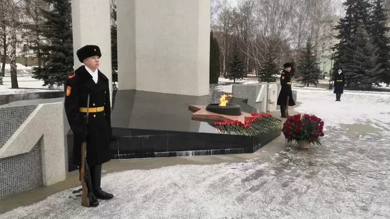 В Нижнекамске в День Неизвестного солдата к вечному огню возложили цветы
