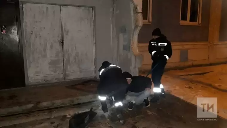 Житель Казани застрял рукой в бетонной плите, пытаясь достать упавший телефон