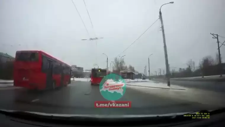 Водителя автобуса, который устроил гонки со своим коллегой в Казани, отстранили от работы