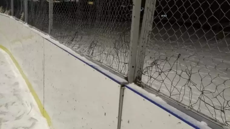 Порванную сетку на хоккейной площадке отремонтировали после жалобы нижнекамца