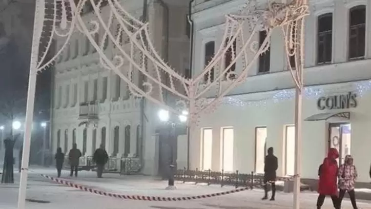 В Казани из-за сильной метели обрушилась часть новогодней конструкции