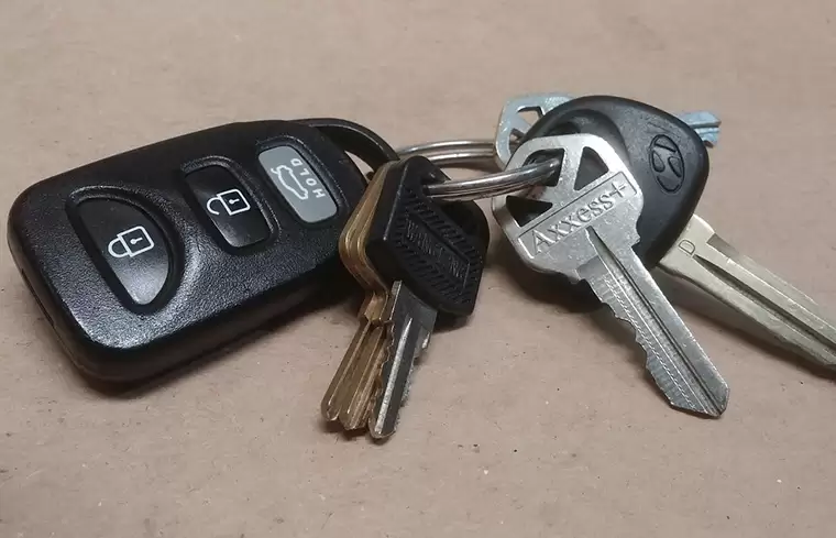 В Нижнекамске мужчина откликнулся на пост о найденных ключах и угнал машину