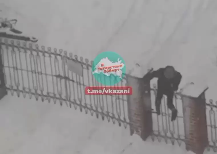 В Альметьевске мальчик повис на заборе, пытаясь попасть в школу