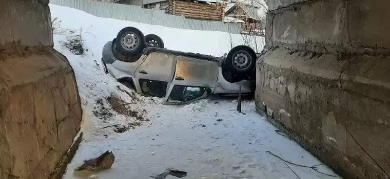 В Татарстане легковушка вылетела с моста и упала в овраг