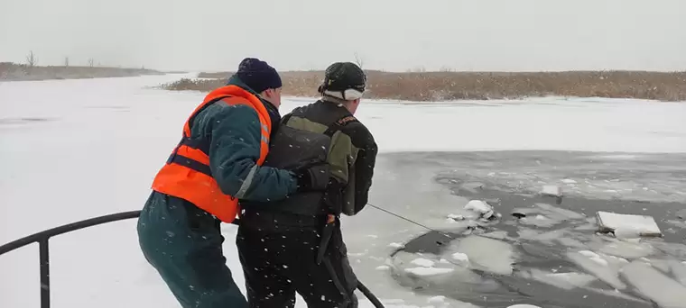 В Татарстане эвакуировали трёх рыбаков, провалившихся под лёд на снегоходе